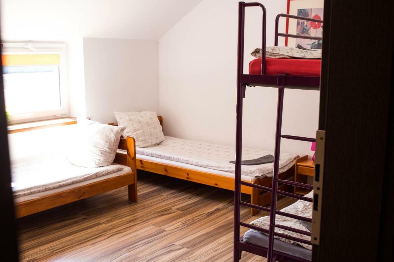 Hotelik Okecie 39 - Nocleg I Parking Blisko Lotnisko Okecie Warsawa Bagian luar foto