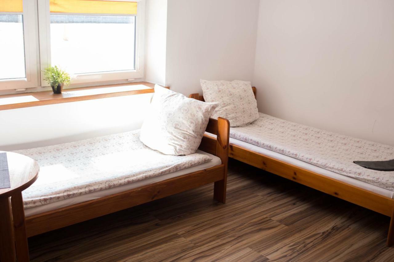 Hotelik Okecie 39 - Nocleg I Parking Blisko Lotnisko Okecie Warsawa Bagian luar foto